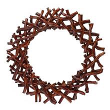 Drevený veniec v sivých odtieňoch.