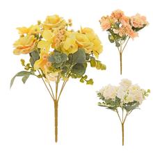 Kytica umelých ruží v svetlom mixe s tromi farbami.