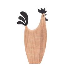 Drevený kohút v prírodnej a čiernej farbe.