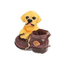 Pokladnička vo forme psa s topánkou.