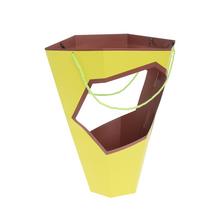 Žltá taška s otvorom a zeleným uchom.