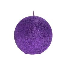 Fialová guľa sviečka s trblietkami.