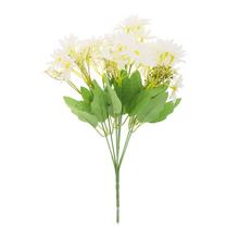 Umelá kytička margarétok bielej farby.