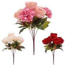 Kytica umelých kvetov s ružami a pivóniami v mixe farieb.