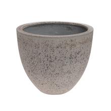 Obal umelý kameň v sivej farbe, tvarovaný ako kvetináč.