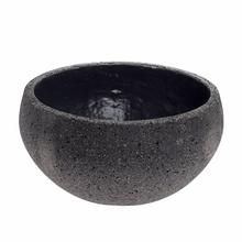 Čierny kvetináč z umelého kameňa s hladkým povrchom.