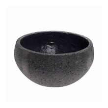 Čierny kvetináč z umelého kameňa s rozmermi 32x16 cm.