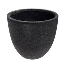 Čierny kvetináč z umelého kameňa s hladkým povrchom.