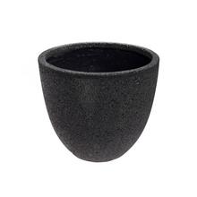 Čierny kvetináč z umelého kameňa s hladkým povrchom.