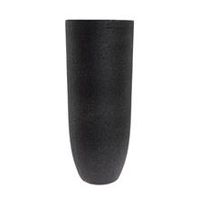 Čierny obal z umelého kameňa s výškou 98 cm a šírkou 40 cm.