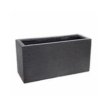 Čierny obal na kvetináče z umelého kameňa.