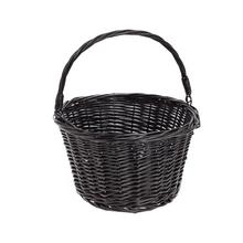 Čierny prútený košík so skladanou rúčkou.