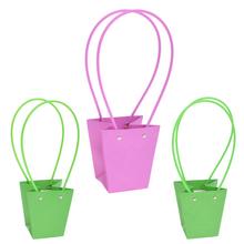 Taška na kvety v rôznych farbách s dlhými rúčkami.