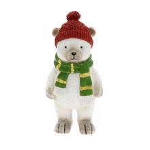 Biely medveď s čiapkou a šálom