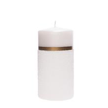 Biela sviečka s dekoratívnym zlatým pásikom.