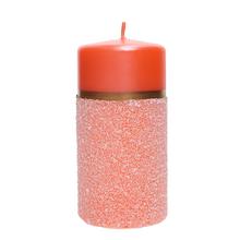 Ružová sviečka s lesklým povrchom a zlatým pásikom.