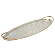 Oválna strieborná tácka s dvoma zlatými uchami.
