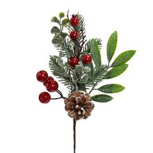 Umelý zápich šiška, bobule a zeleň v zelenej a červenej farbe.