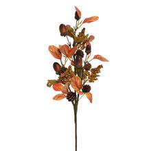 Umelý konár so žaludmi a lístím v jesenných farbách.