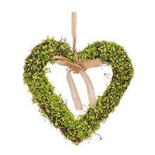 Zeleno-žltý ratanový záves v tvare srdca.