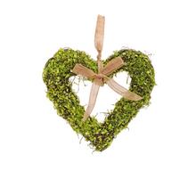 Zeleno-žltý ratanový záves v tvare srdca.