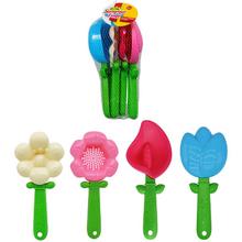 Sada plážových lopát s kvetinovým dizajnom.