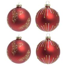 Sada štyroch červených sklenených vianočných gúľ s dekoratívnym vzorom.