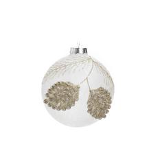 Sklenená vianočná guľa s dekoráciou v zlatej farbe.