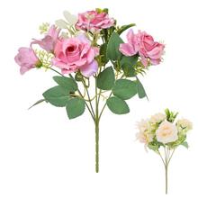 Kytica umelých ruží v bielej a ružovej farbe.