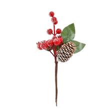 Umelý zápich s červenými bobuľami, šiškou a zelenými listami.