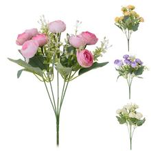 Kytica ranunculus so zelenými listami, mix farieb.