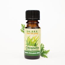 Esenciálny olej z citrónovej trávy v hnedej fľaši.