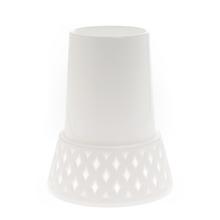 Váza Ažur v šedej farbe s dekoratívnym vzorom.