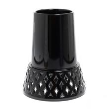 Čierna váza s ažúrovým vzorom, výška 25 cm.