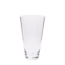 Priehľadná sklenená váza s moderným dizajnom.