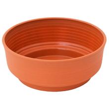 Terakotová misa s hladkým povrchom.