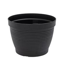 Čierny kvetináč Agawa s priemerom 22 cm.