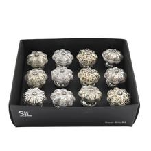 Úchytka na nábytok v rustikálnom striebornom dizajne.