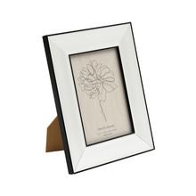 Fotorámik s čiernym rámom a bielym okrajom, rozmer 5x7 cm.