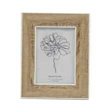 Fotorámik s bielym okrajom a dreveným vzorom, rozmer 5x7 cm.