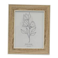 Fotorámik s bielym okrajom a dreveným vzorom.