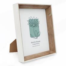 Hlboký bielohnedý fotorámik s rozmermi 25x20 cm.