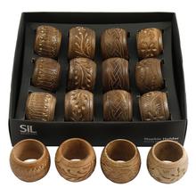 Drevené obrúčky na servítky s rôznymi vzormi.