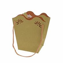 Kraft taška na kvety v zelenej farbe s kvetinovým vzorom.