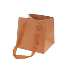 Kraft taška na kvety s oranžovými uchami.