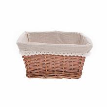 Obdĺžnikový košík s šedou bielou látkou.