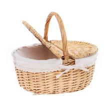 Prúty piknikový košík oválny svetlohnedý s bielou látkou a rúčkou.