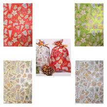 Vianočné darčekové tašky s rôznymi vzormi.