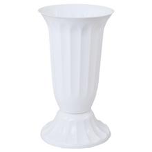 Biela váza s vrúbkami, výška 29,5 cm.