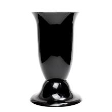 Čierna hrobová váza s lesklým povrchom.